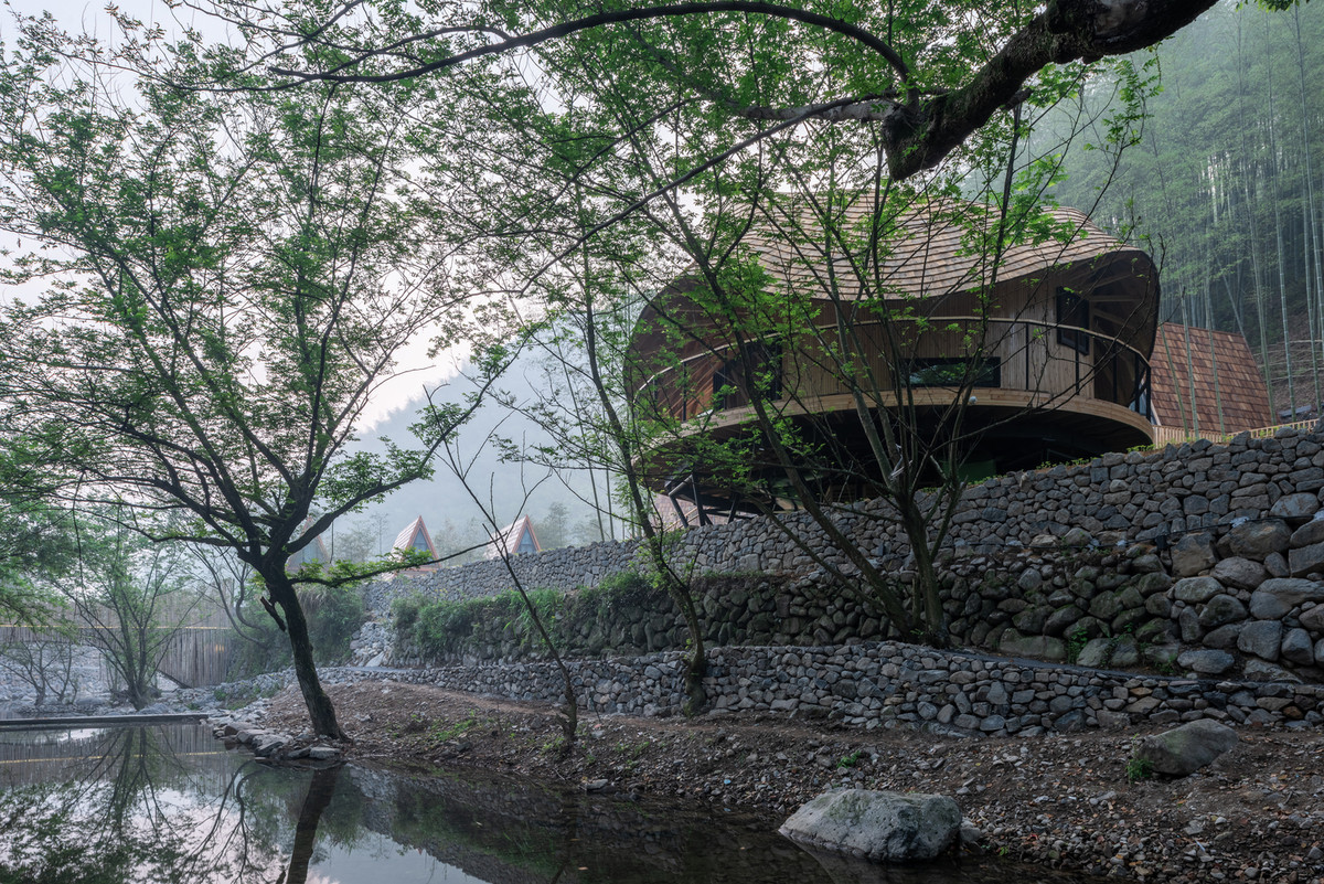 Nhà được chia thành các phần trên và dưới. Phần dưới bao gồm các cột đỡ bằng thép, còn phần trên hầu hết được làm bằng gỗ.