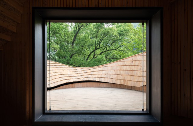 Từ phòng trà, gia chủ có thể ngắm cây cổ thụ trong rừng.