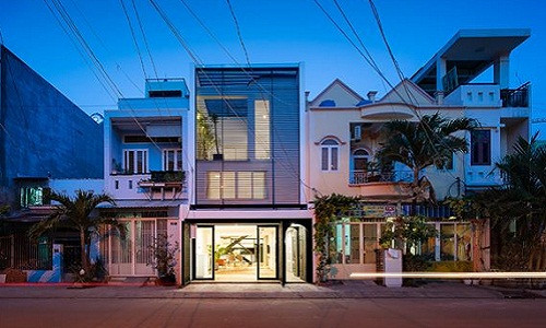 Nằm trên trục đường chính trong khu dân cư dưới chân cầu Chánh Hưng, quận 8 (TP HCM), Carm House là dự án cải tạo nhà ở của đội ngũ Sawadeesign.