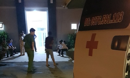 Thi thể bé N. được đưa vào nhà xác bệnh viện. Ảnh: báo Người Lao Động.