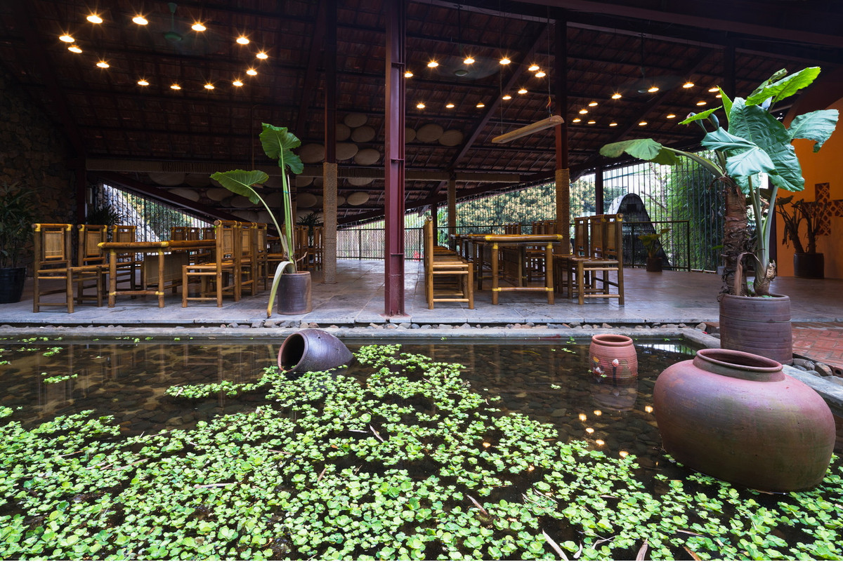 Bàn ăn bằng tre.