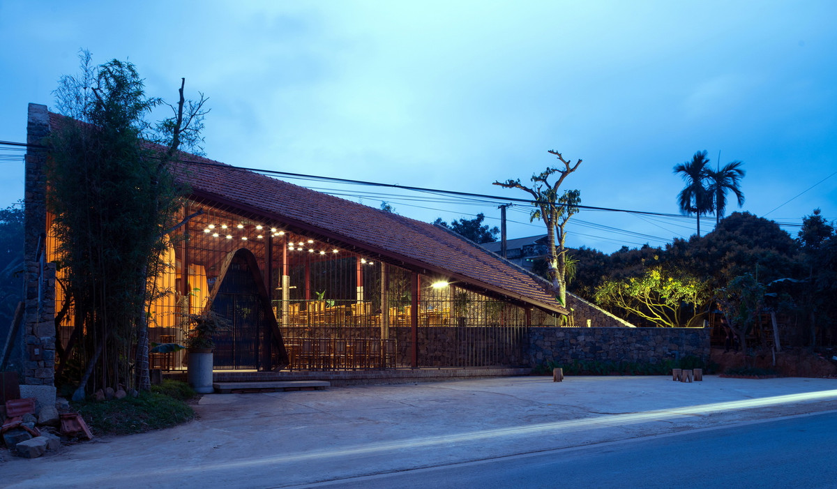 Mái ngói truyền thống trải dọc theo công trình.