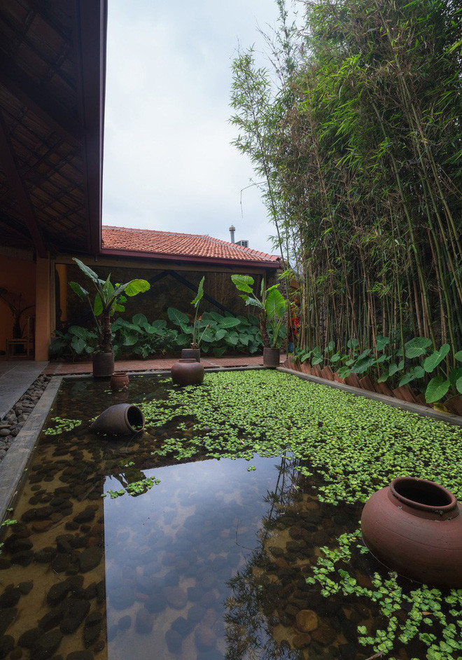 Để tạo môi trường gần gũi với thiên nhiên, kiến trúc sư tạo ra nhiều khoảng trống trong không gian nhà hàng.