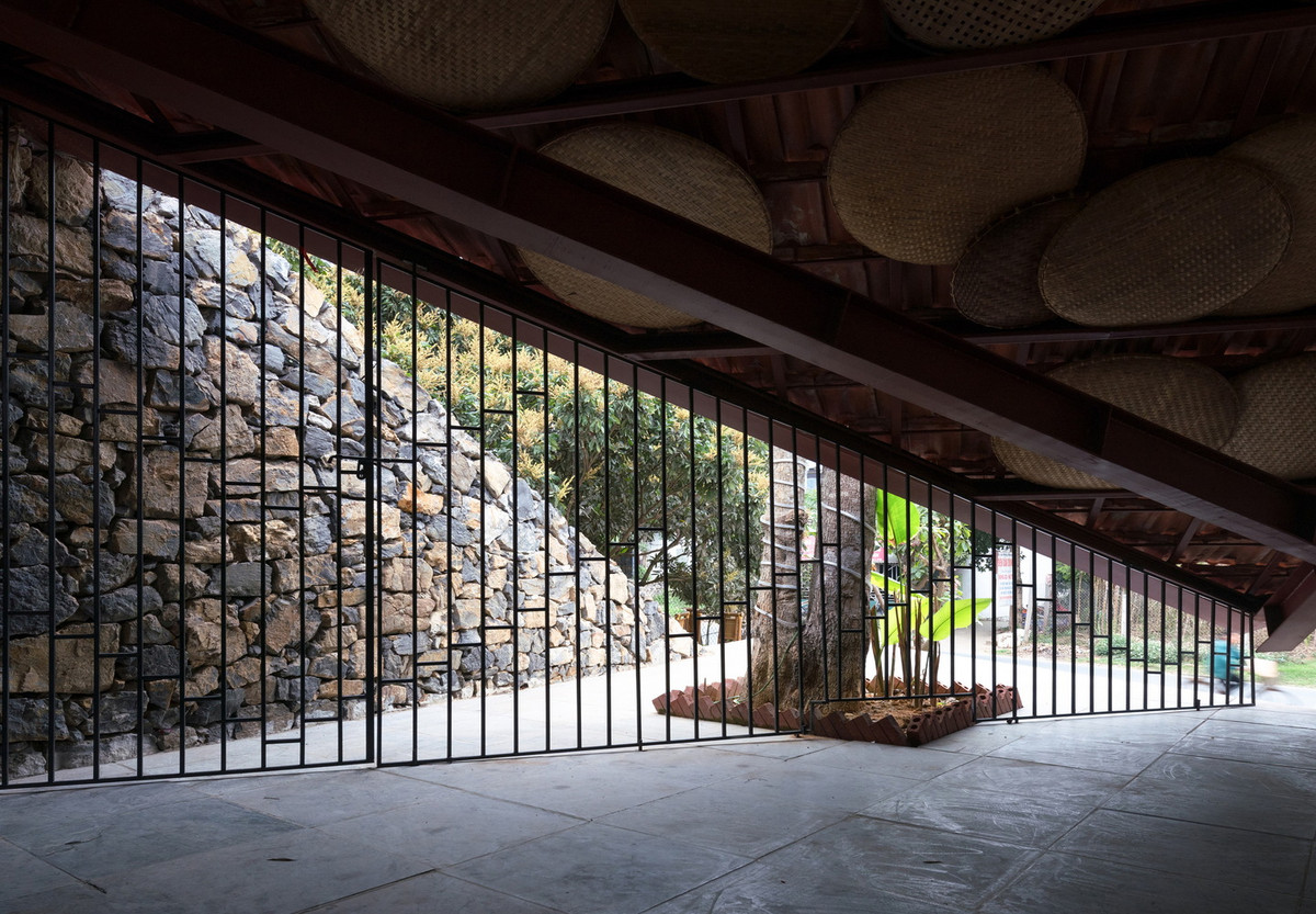 Nóc nhà được trang trí bằng những chiếc mẹt truyền thống ở đồng bằng Bắc Bộ.