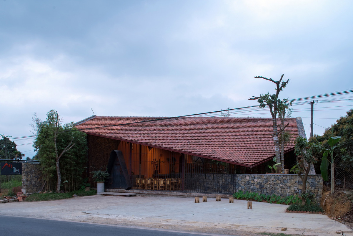 Nhà hàng mang đậm nét kiến trúc nhà cổ của đồng bằng Bắc Bộ có tên Ao Mây, tọa lạc tại vị trí Đào Duy Tư, Chăm Mát, tỉnh Hòa Bình.