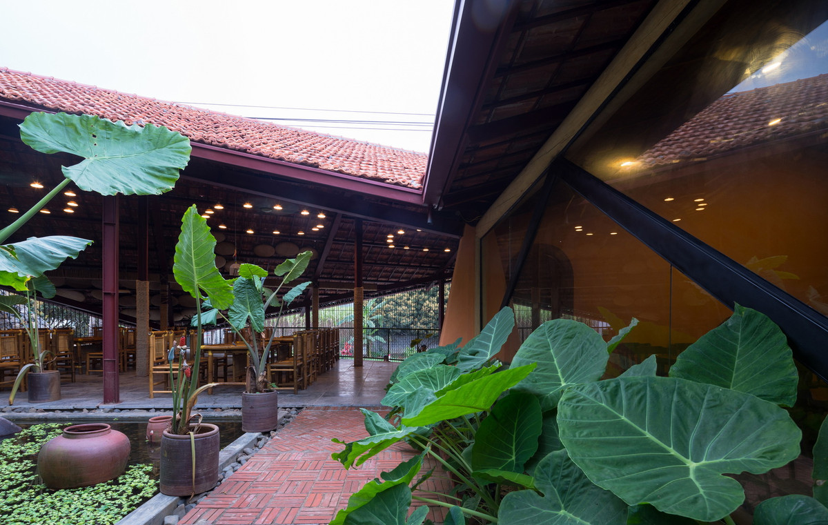 Chủ nhà hàng là một cặp vợ chồng trẻ, kinh doanh trong lĩnh vực ẩm thực.