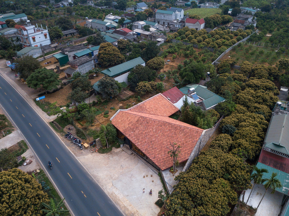 Kiến trúc truyền thống nhưng vẫn tạo được nét riêng giúp nhà hàng ẩm thực nổi bật trên đường quốc lộ. Nguồn ảnh: Trieu Chien.