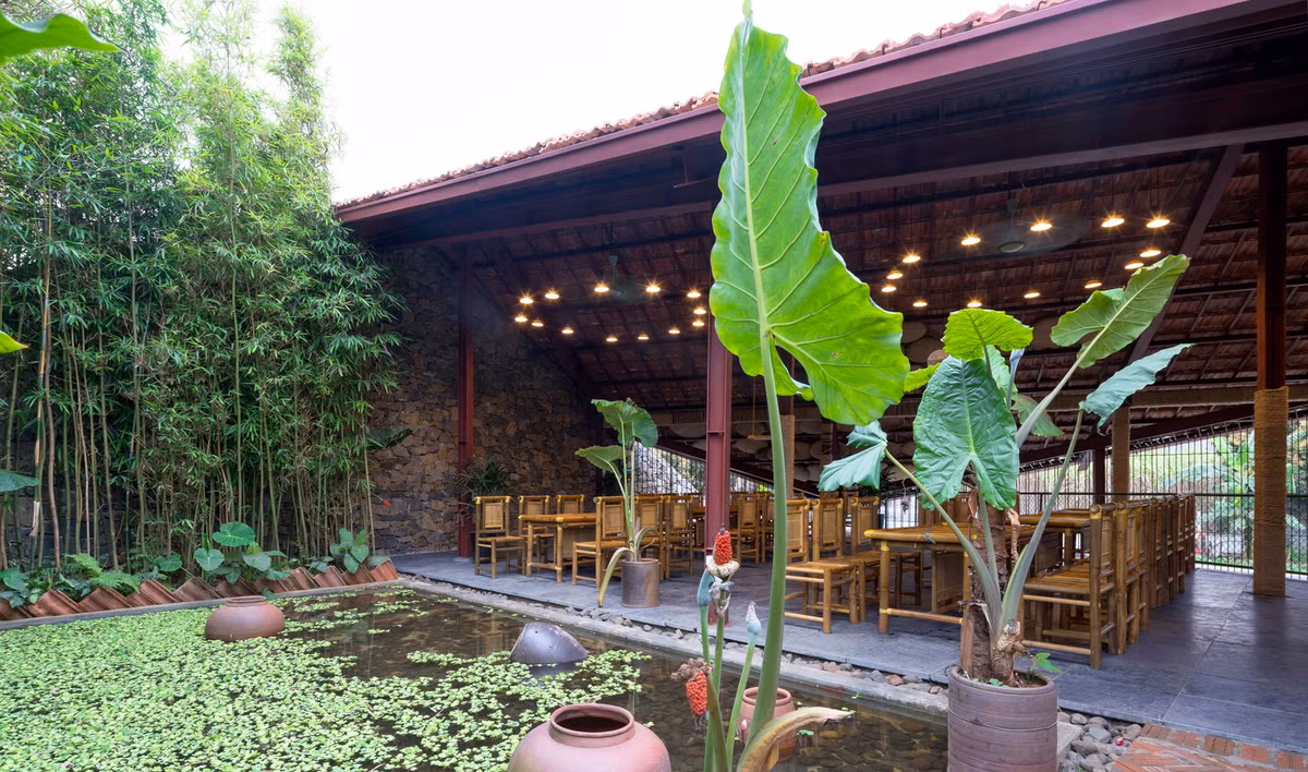 Hồ nước gợi nhớ kiến trúc làng quê Việt đồng thời giúp không khí trong lành hơn.