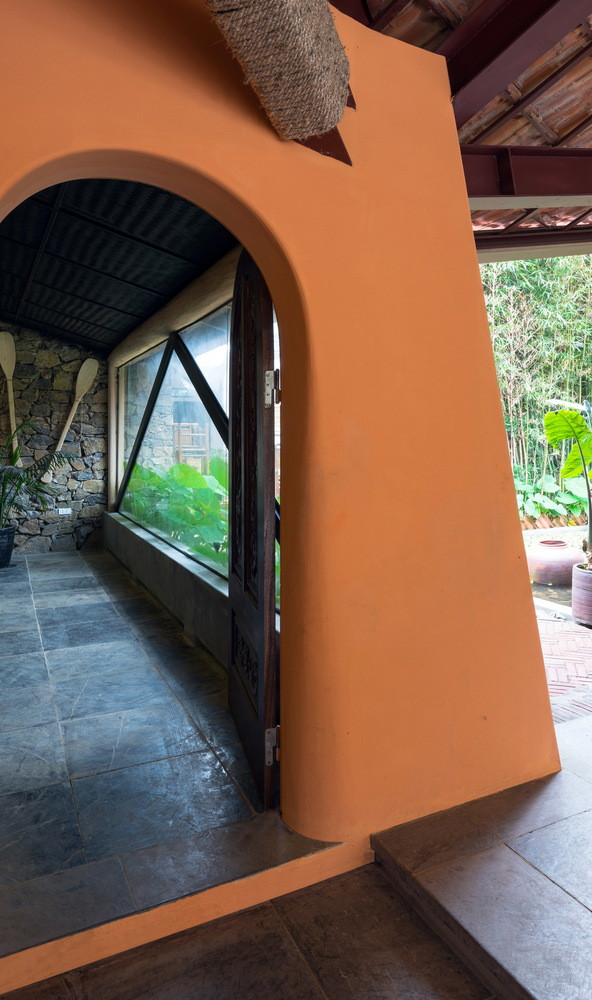 Vật liệu chính được sử dụng trong thiết kế nhà hàng là đá và thép.