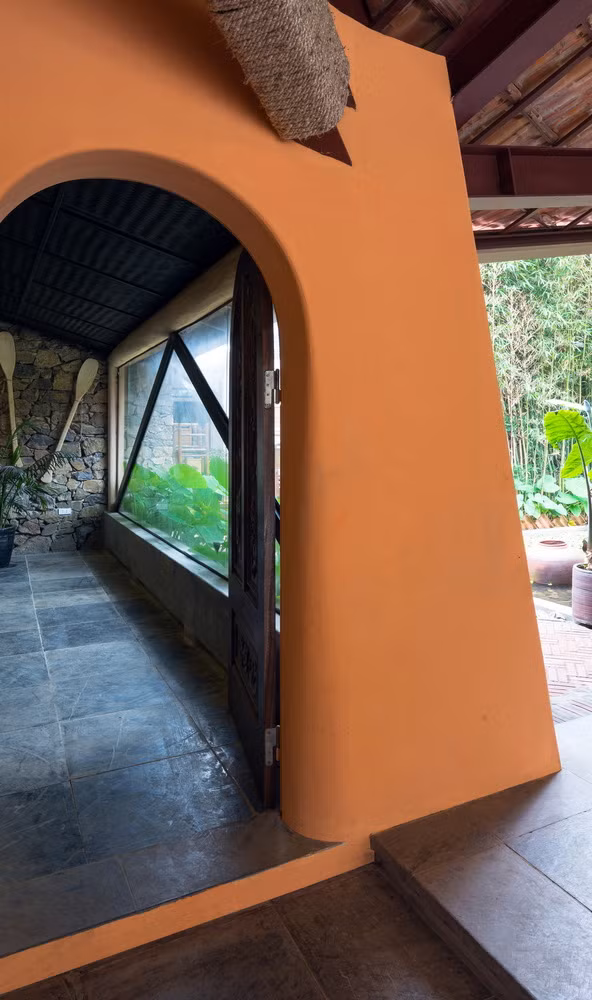 Vật liệu chính được sử dụng trong thiết kế nhà hàng là đá và thép.