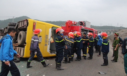 Hiện trường vụ lật xe khách khiến 2 người chết, 11 người bị thương