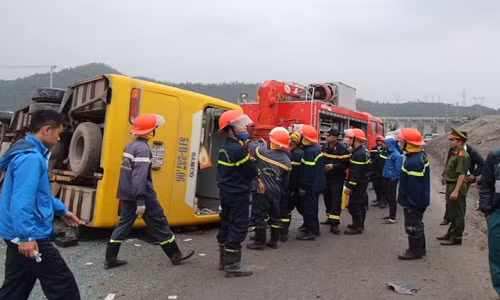 Hiện trường vụ lật xe khách khiến 2 người chết, 11 người bị thương