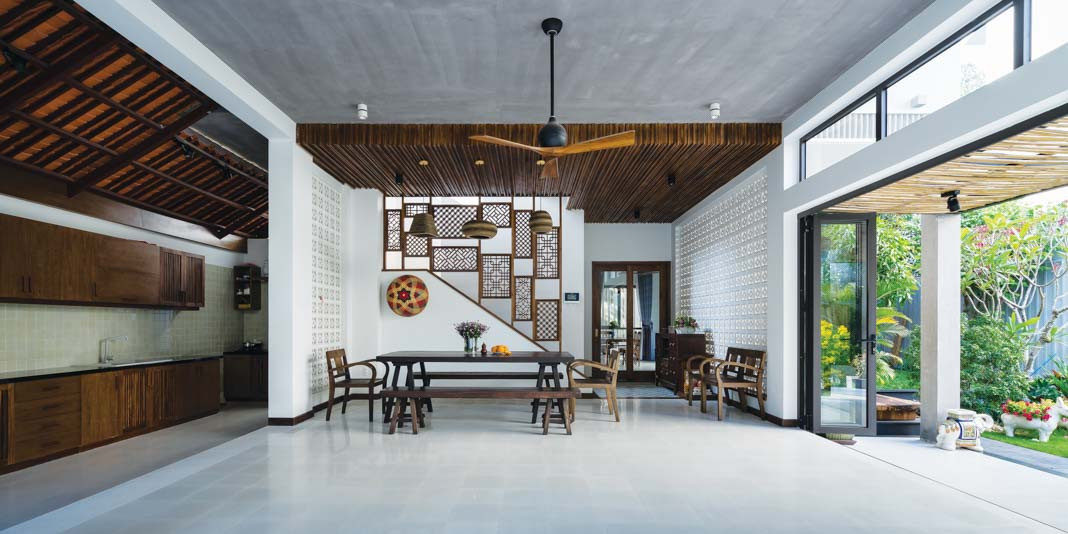 Tầng trệt dành cho khu vực tiếp khách, nhà bếp, bàn ăn.