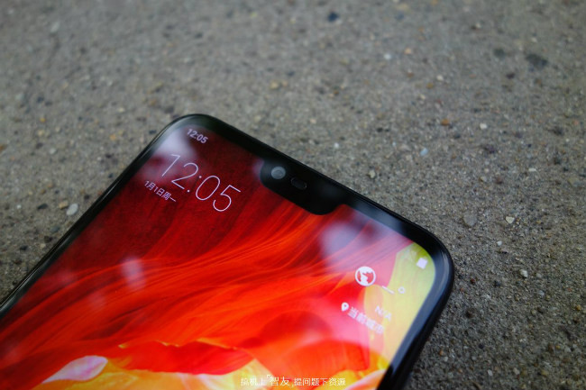 Đỉnh màn hình có thiết kế dạng tai thỏ như iPhone X, chứa camera 16MP cùng công nghệ nhận diện khuôn mặt để mở khóa điện thoại.
