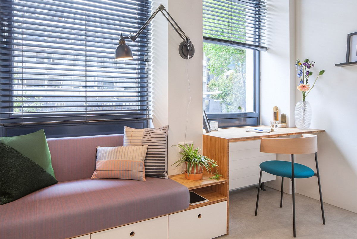 Góc làm việc tràn ngập ánh sáng.