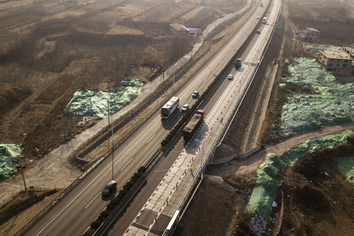 Pin mặt trời được lắp ở 2 làn đường. Ảnh: Bloomberg.