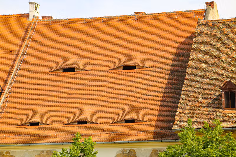 Hình dáng cửa sổ đặc biệt cũng góp phần làm tăng hiệu quả thông gió, đồng thời ngăn bớt ánh sáng mặt trời chiếu trực tiếp vào bên trong nhà.