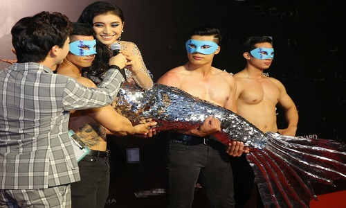 Một dàn vệ sĩ đưa nàng tiên cá lên thảm đỏ.