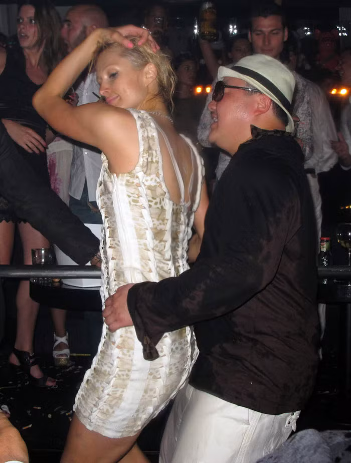 Vị tỷ phú này không tiếc tiền để được đi chơi cùng tiểu thư tóc vàng Paris Hilton. Thậm chí còn có tin Jho Low chi đến 1 triệu USD để mời được Paris đi chơi tại một thị trấn ở Pháp. Ảnh: DM.