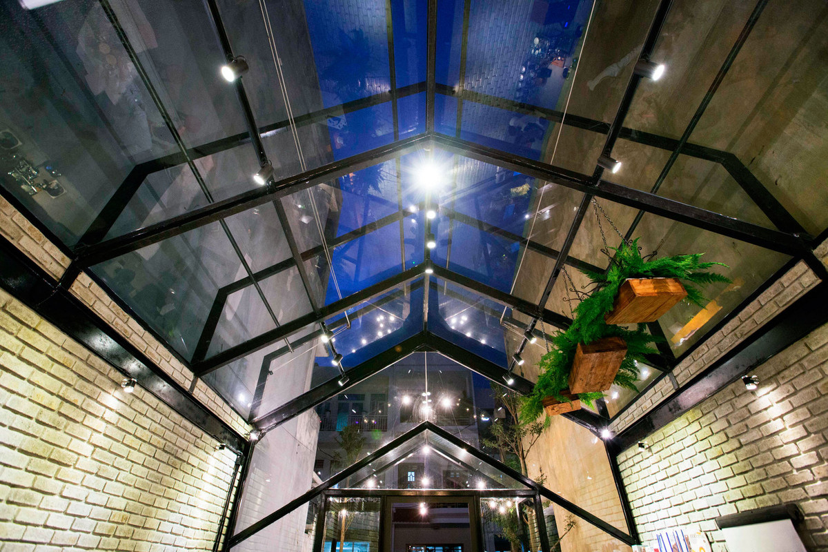 Thay vì đổ trần bê tông kiên cố, chủ quán sử dụng kết cấu khung thép và kính.