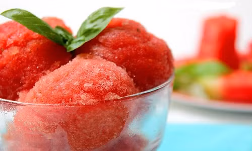 Kem dưa hấu là món ăn giải khát hiệu quả, thơm ngon cho ngày hè - Ảnh minh họa: Internet