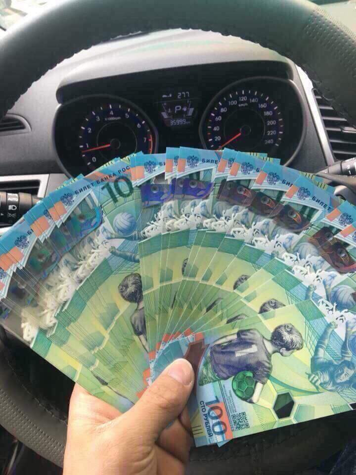 Nhờ thiết kế đẹp mắt, tinh tế và công nghệ chế tạo hiện đại, tờ tiền 100 rúp được nhiều người sưu tầm theo từng tập có số seri liền kề nhau. Ảnh: Facebook