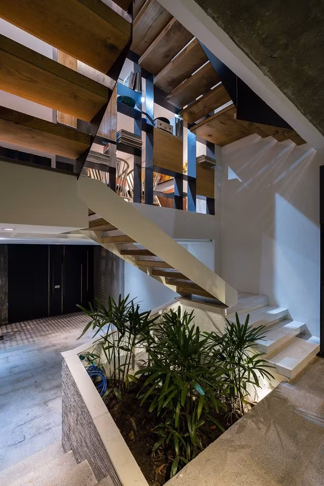 Bồn cây nhỏ tận dụng chỗ trống dưới cầu thang.