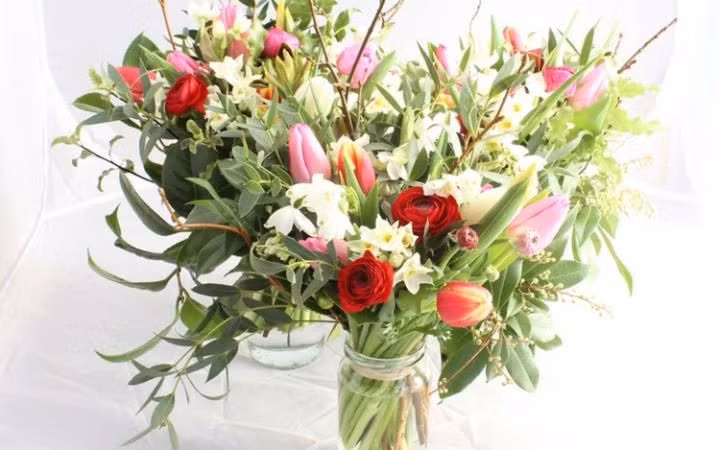 Với giá từ 2,5 - 3 triệu đồng, bó hoa nhỏ xinh khiến người nhận cảm giác như đang được ở trong cả một khu vườn. Ảnh: Telegraph.
