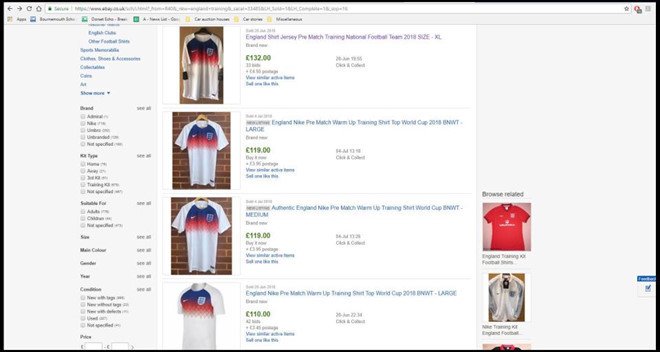 Chiếc áo màu trắng nổi bật với dải màu đỏ và màu xanh trên ngực của tuyển Anh hầu hết không còn trên kệ của các nhà bán lẻ. Ảnh: Zing.