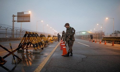 Binh sĩ Hàn Quốc làm nhiệm vụ tại con đường dẫn đến làng đình chiến Panmunjom. Ảnh: Reuters