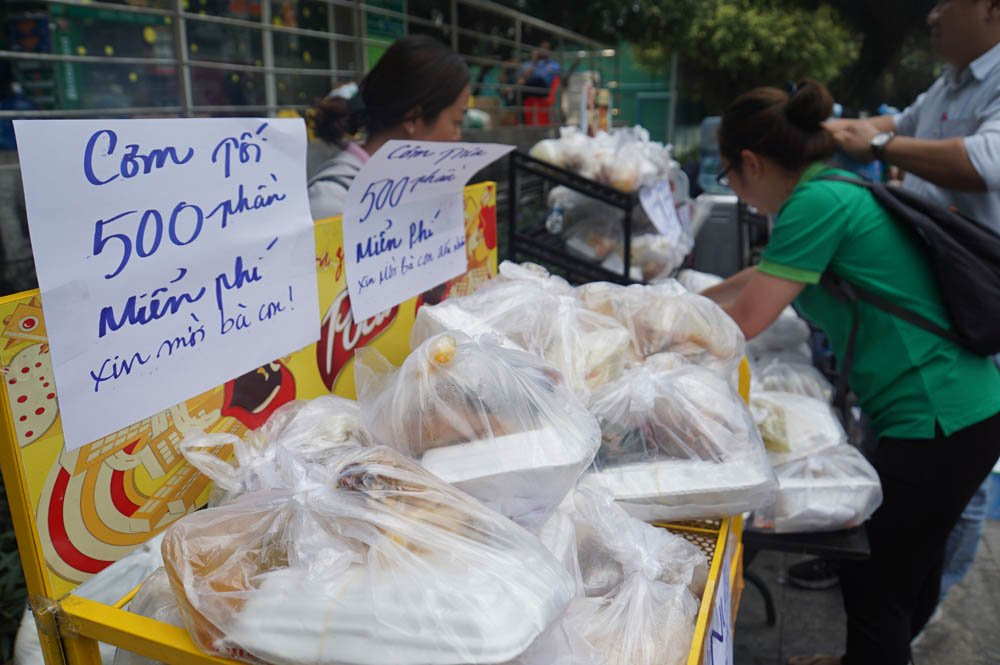 Một số nhà hảo tâm đã tài trợ thức ăn, nước uống miễn phí cho người dân gặp nạn