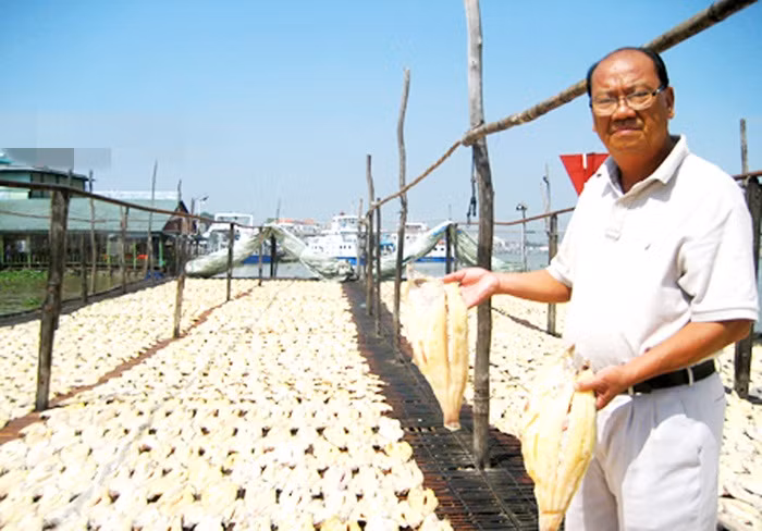 Với người dân Châu Đốc, làm khô cá tra đã trở thành nghề truyền thống lâu đời. Ảnh: Dân Việt.