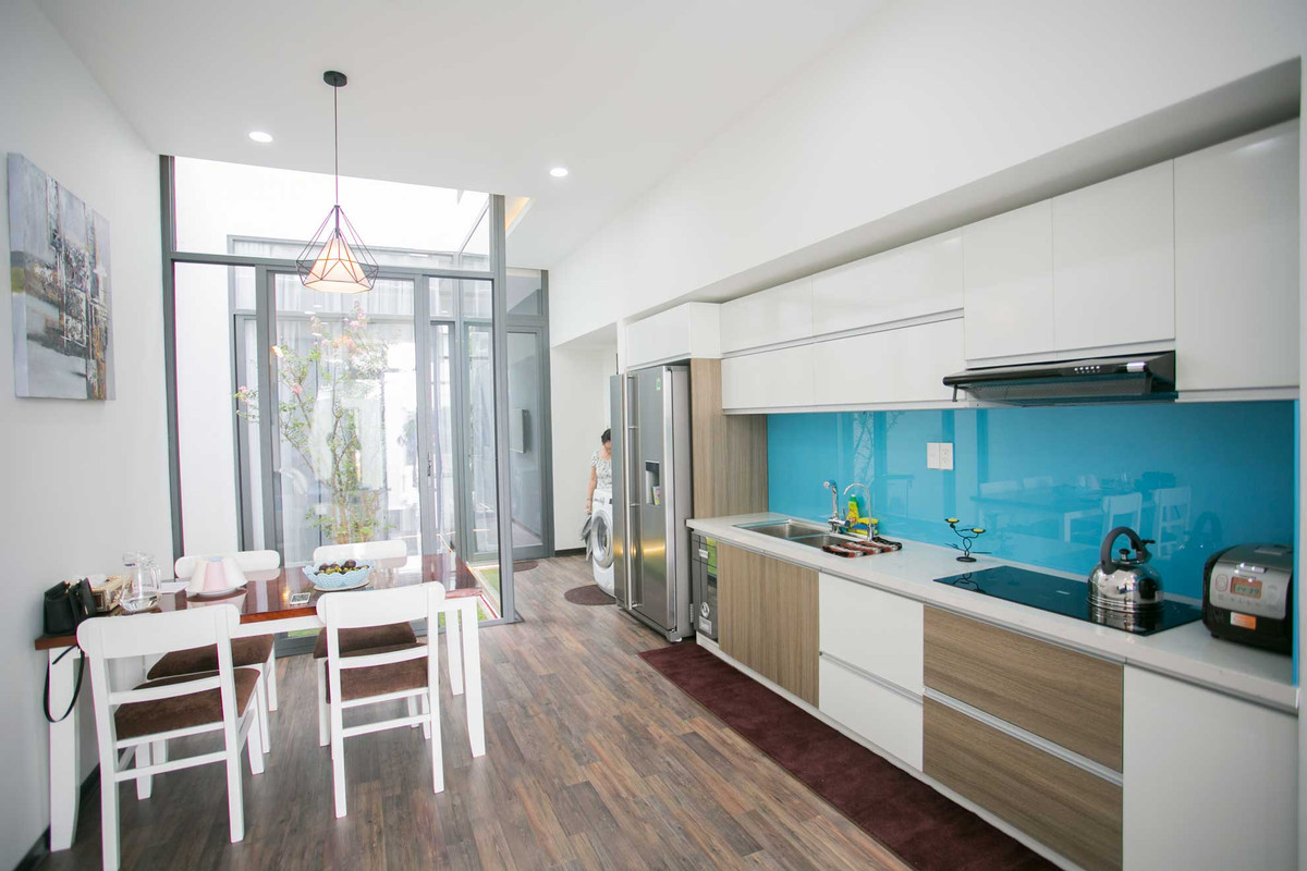 Phòng bếp, bàn ăn rộng rãi có tầm nhìn ra khoảng sân vườn nhỏ xanh mát.