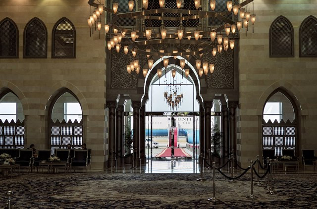 Sân bay quốc tế Abdulaziz còn có một sảnh chờ riêng với đèn chùm lộng lẫy, gạch lát tinh xảo dành cho hoàng gia này. Ảnh: NYT.