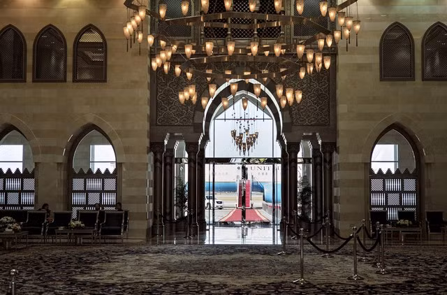 Sân bay quốc tế Abdulaziz còn có một sảnh chờ riêng với đèn chùm lộng lẫy, gạch lát tinh xảo dành cho hoàng gia này. Ảnh: NYT.