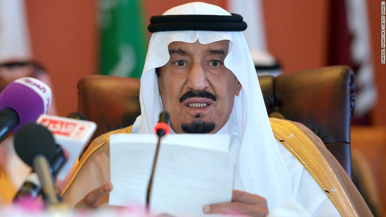 Người có tầm ảnh hưởng nhất của hoàng tộc này Quốc vương Salman bin Abdulaziz Al Saud (82 tuổi), hiện sở hữu tài sản ước tính khoảng 17 tỷ USD và đã chuyển giao phần lớn quyền lực sang cho người kế vị - Thái tử Mohammed Bin Salman, 32 tuổi. Ảnh: CNN.