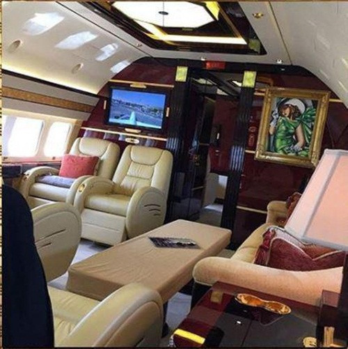 Một thanh niên khéo léo khoe nội thất bên trong phi cơ cá nhân.