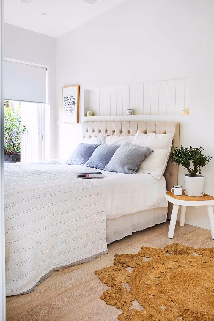 Phòng ngủ có cửa kính lớn hướng ra bên ngoài.