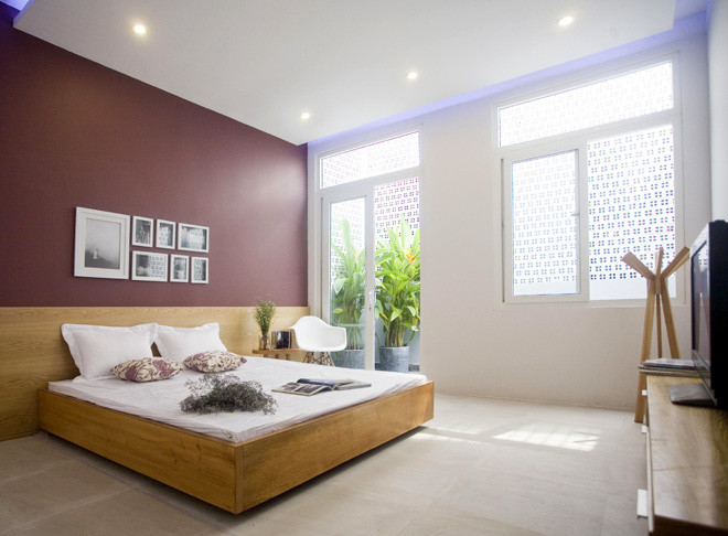 Ô cửa lấy sáng ở mặt bên như một điểm nhấn hiệu quả và ưa nhìn.