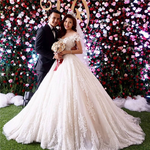 Chiếc váy cưới trắng với phom váy phồng xòe Thúy Diễm diện ở quê nhà có giá 120 triệu đồng. Ảnh: Yan.