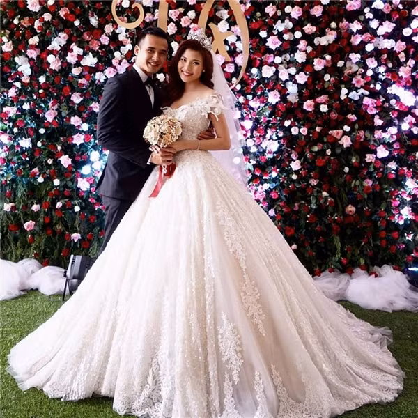 Chiếc váy cưới trắng với phom váy phồng xòe Thúy Diễm diện ở quê nhà có giá 120 triệu đồng. Ảnh: Yan.