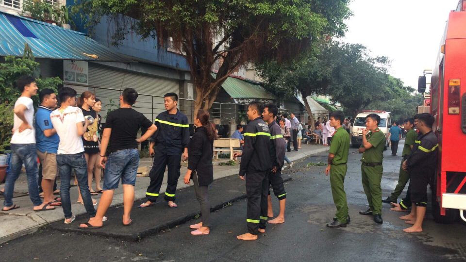 Đến gần 4 giờ sáng, ngọn lửa cơ bản đã được khống chế.