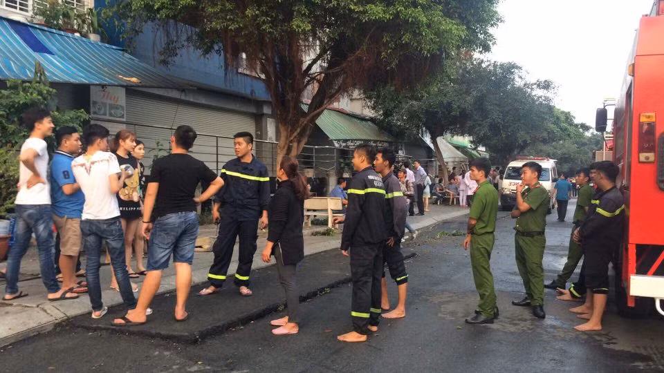 Đến gần 4 giờ sáng, ngọn lửa cơ bản đã được khống chế.