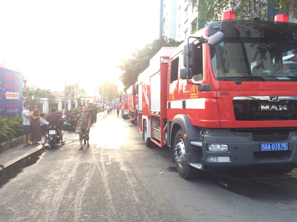 Lực lượng chức năng đã huy động 34 xe chữa cháy chuyên dụng và hơn 200 cán bộ chiến sĩ tham gia chữa cháy.