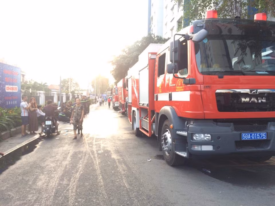 Lực lượng chức năng đã huy động 34 xe chữa cháy chuyên dụng và hơn 200 cán bộ chiến sĩ tham gia chữa cháy.