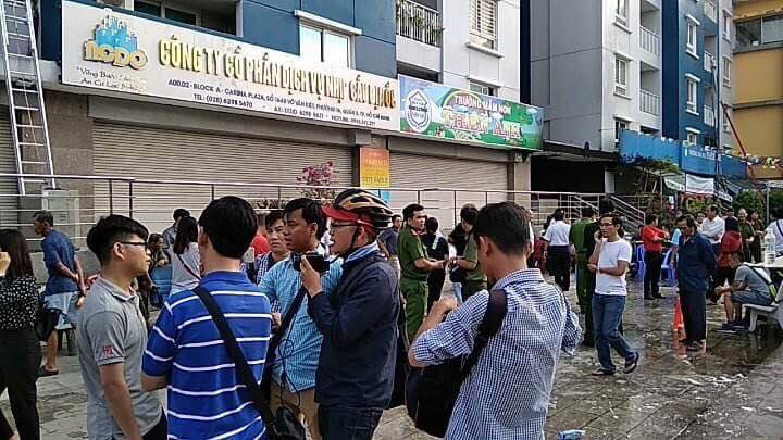 Nhiều thân nhân của các nạn nhân trắng đêm trông ngóng tin tức người thân của mình.