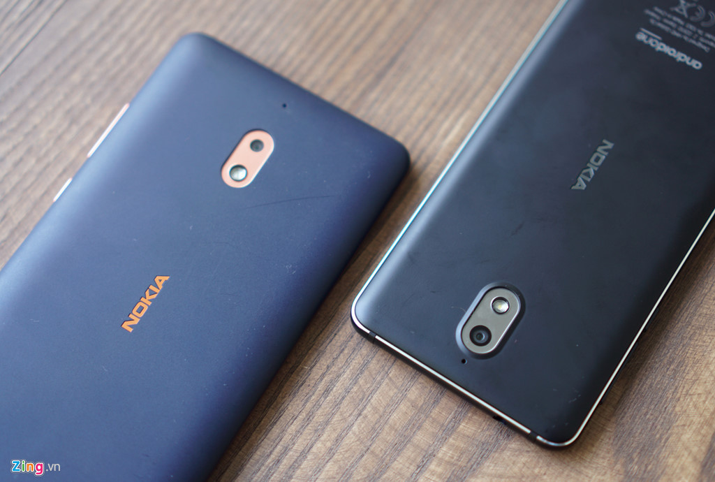 Trong số 2 model, Nokia 3.1 nhỏ nhắn hơn, sử dụng khung kim loại trong khi Nokia 2.1 dùng khung nhựa, màn hình lớn, pin trâu hơn.
