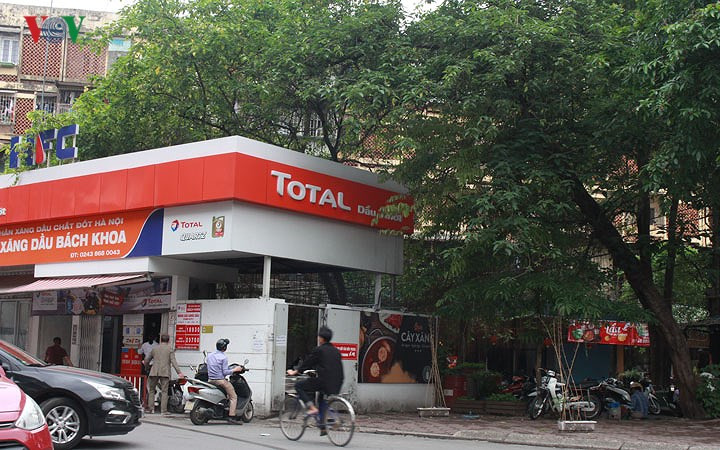 Tương tự một cây xăng khác trên đường Tạ Quang Bửu, cửa hàng xăng dầu Bách Khoa nằm ngay cạnh khu vực kinh doanh, phía sau là khu tập thể cũ.