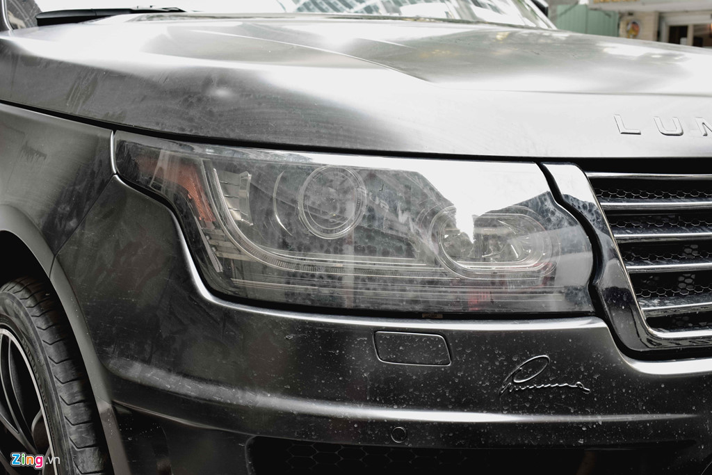 Đèn chính trên bản độ Lumma CLR RS không có gì thay đổi, cụm đèn vẫn sử dụng Bi xenon với dải LED kéo dài ra hai bên.