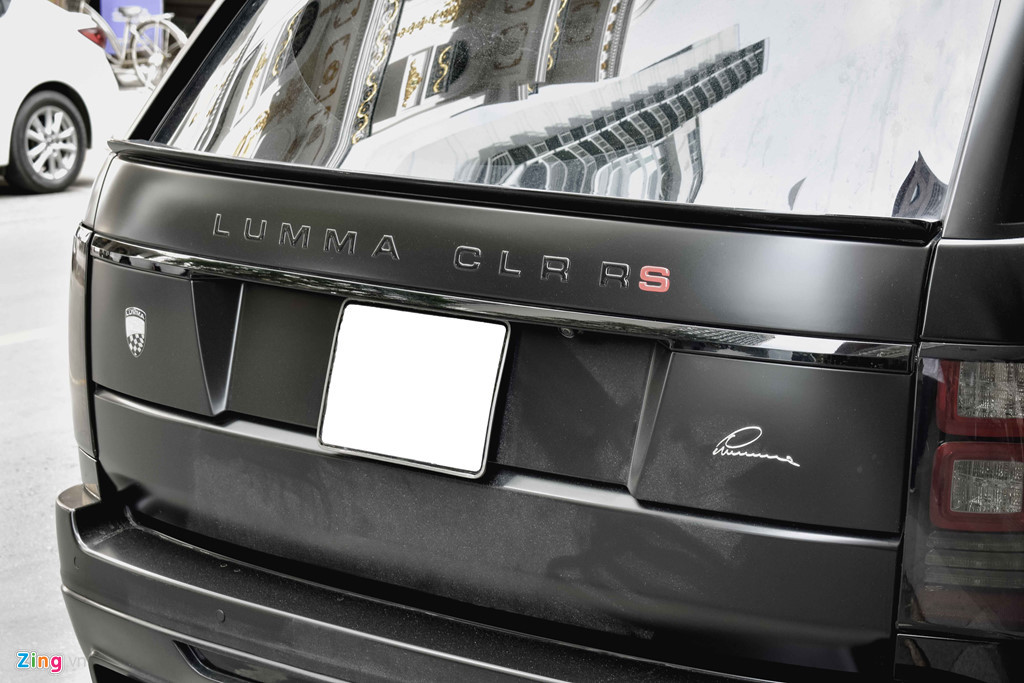 Dòng chữ Range Rover được gỡ bỏ thay bằng Lumma CLR RS có chất liệu nhựa dẻo mềm. Hai bên hông dán logo của Lumma và chữ kí riêng.